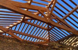 Charpente douglas brossée brûlée